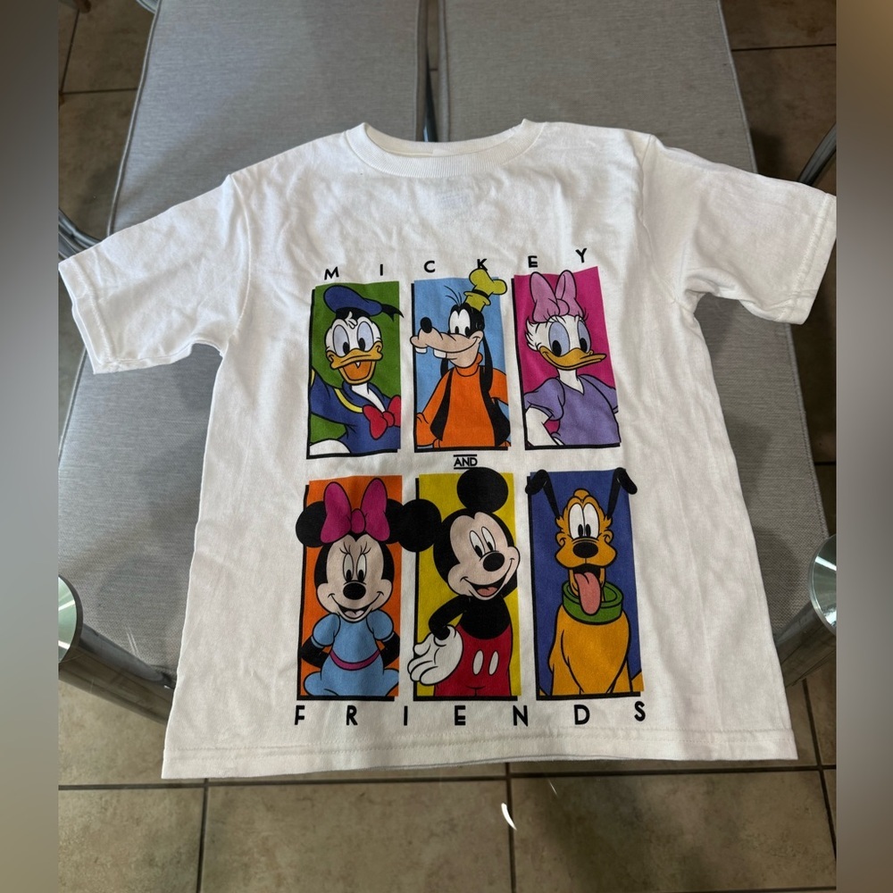 Delta‎ White Short Sleeve Disney Graphic Tee